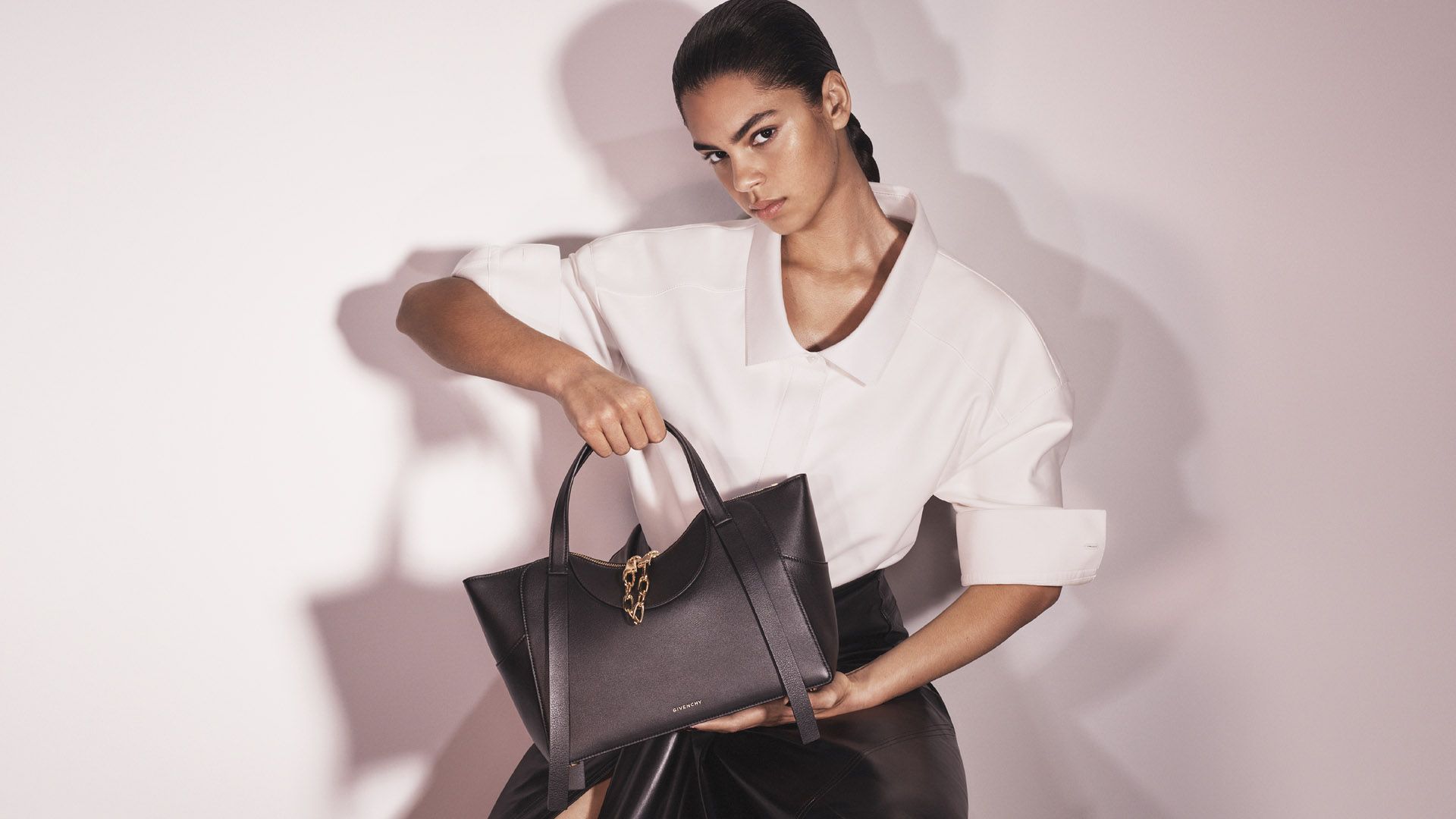 GIVENCHY_2026_SNATCH_BAG_CAMPAIGN_16x9_05