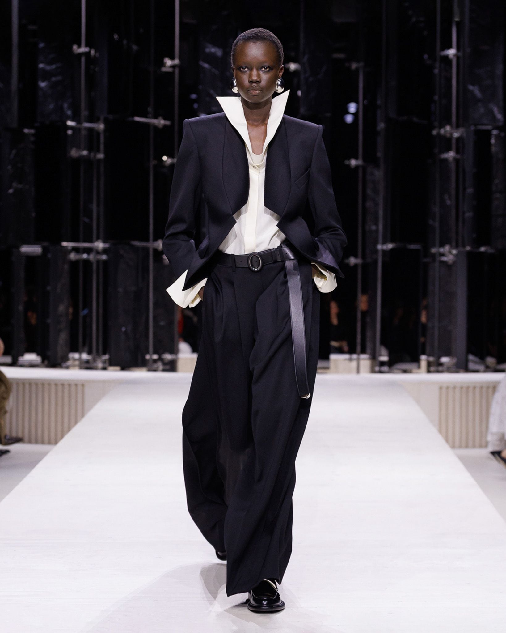 GIVENCHY_FW26_WOMAN_SHOW_LOOK_01