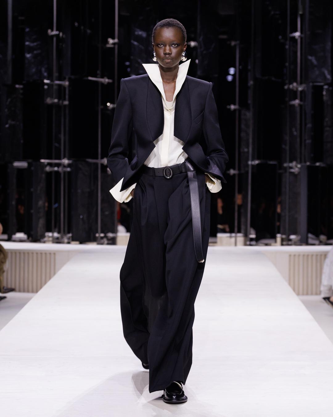 GIVENCHY_FW26_WOMAN_SHOW_LOOK_01