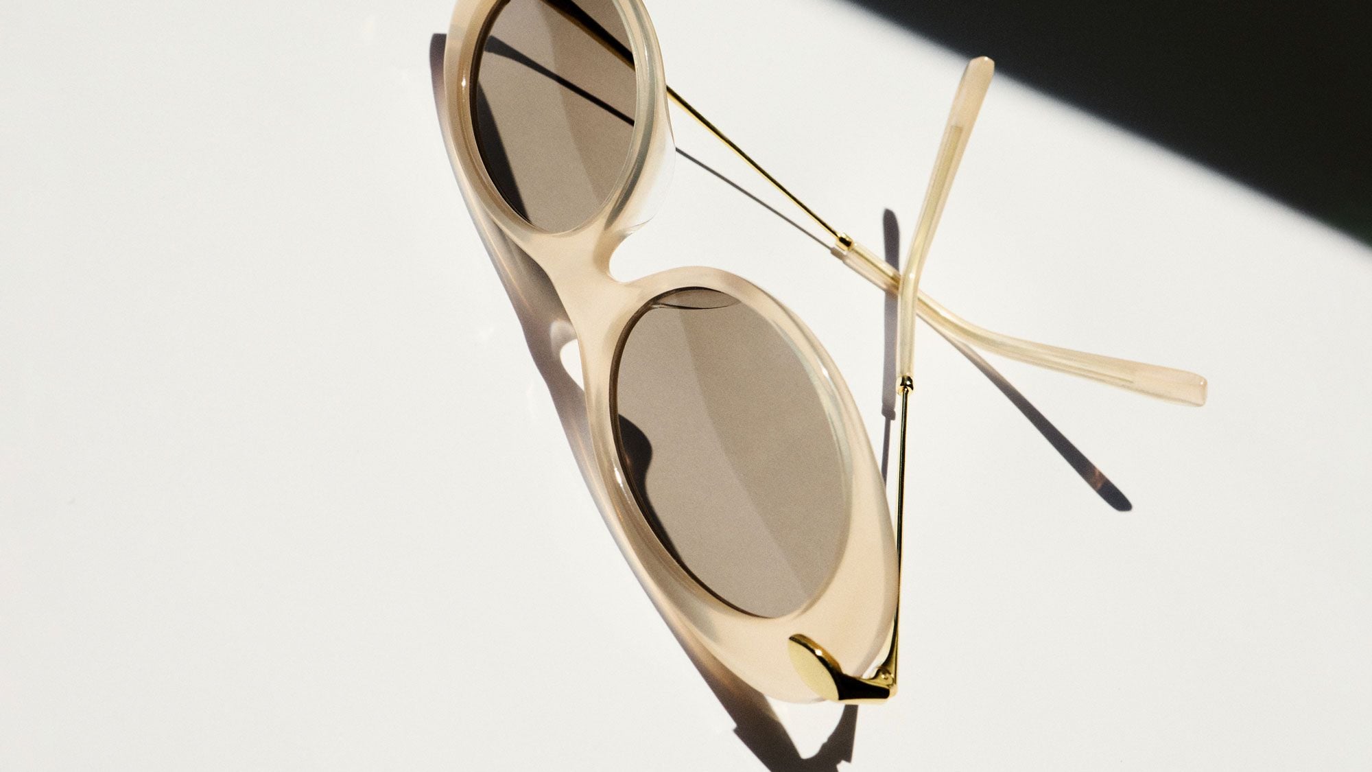 01_STILL_LIFE_0115_16x9_glasses