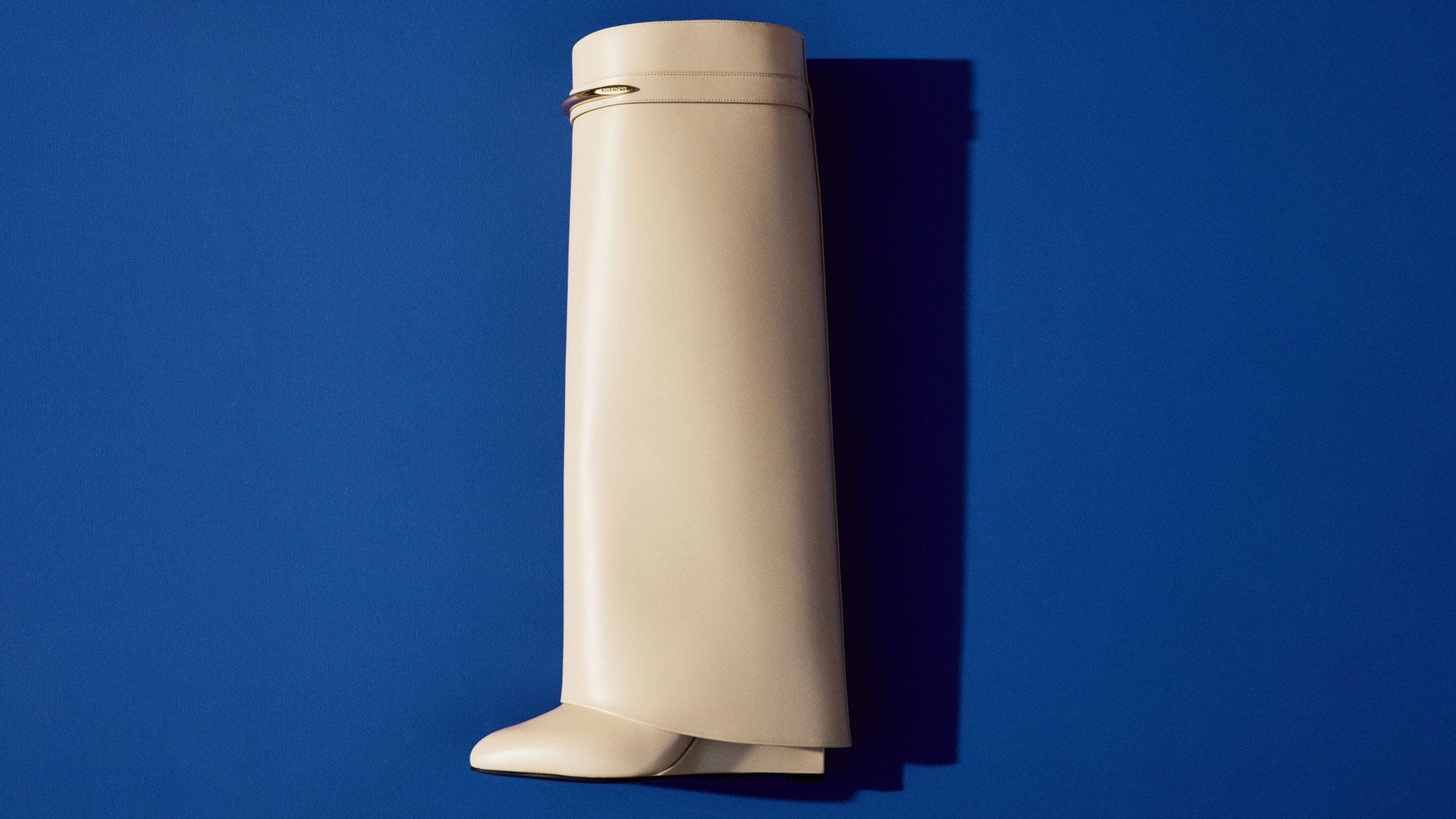 STILL_LIFE_16x9_beige_shark