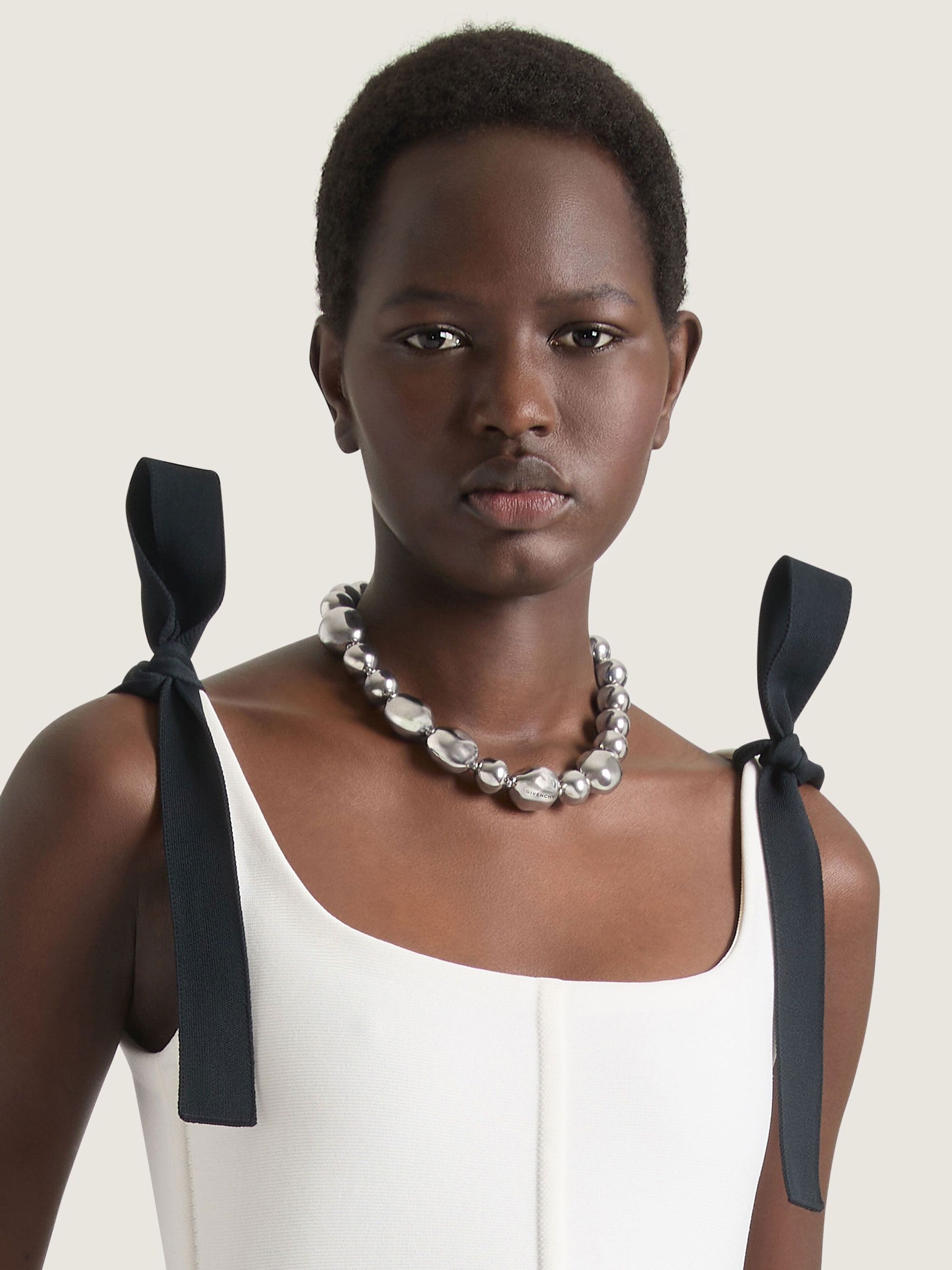 necklace-on-grid-JPG-BF00U7F003040-02-10