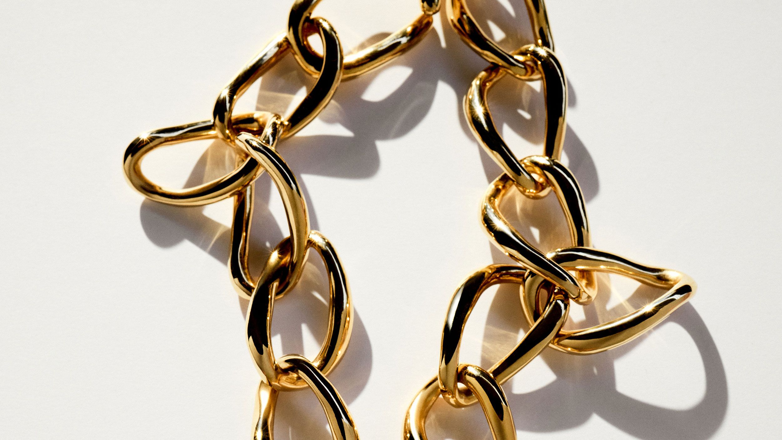 gold_bracelet_16x9_STILL_LIFE_0135