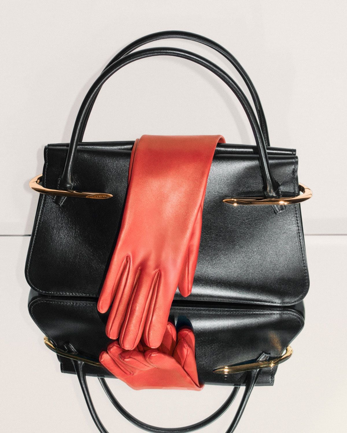 reduced_SHOT_19_BLACK_BAG_ORANGE_GLOVES_0873