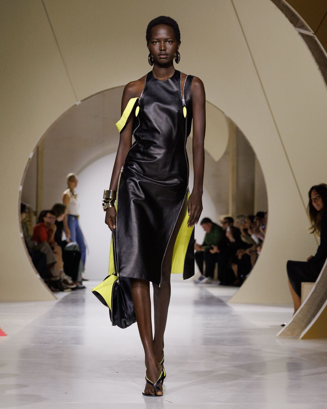 GIVENCHY_SS27_WOMEN_SHOW_LOOK_01