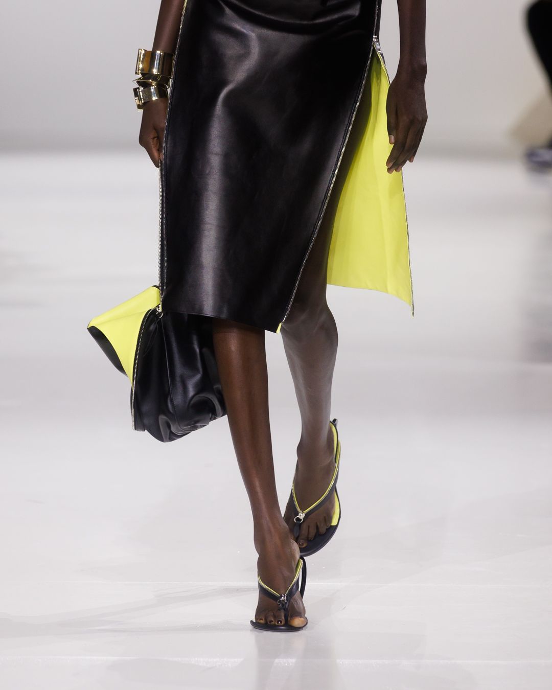 GIVENCHY_SS27_WOMEN_SHOW_LOOK_01_DETAILS_001