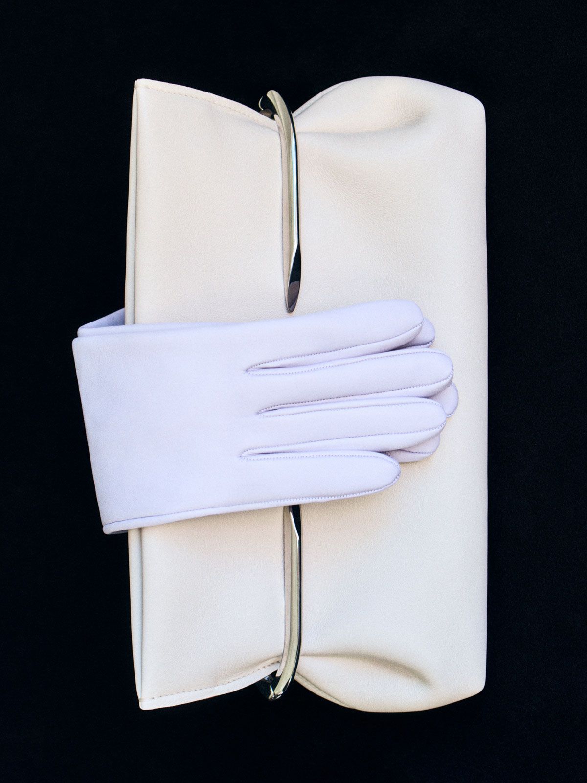 reduced_SHOT_27_CREAM_BAG_WHITE_GLOVES_5348_3x4
