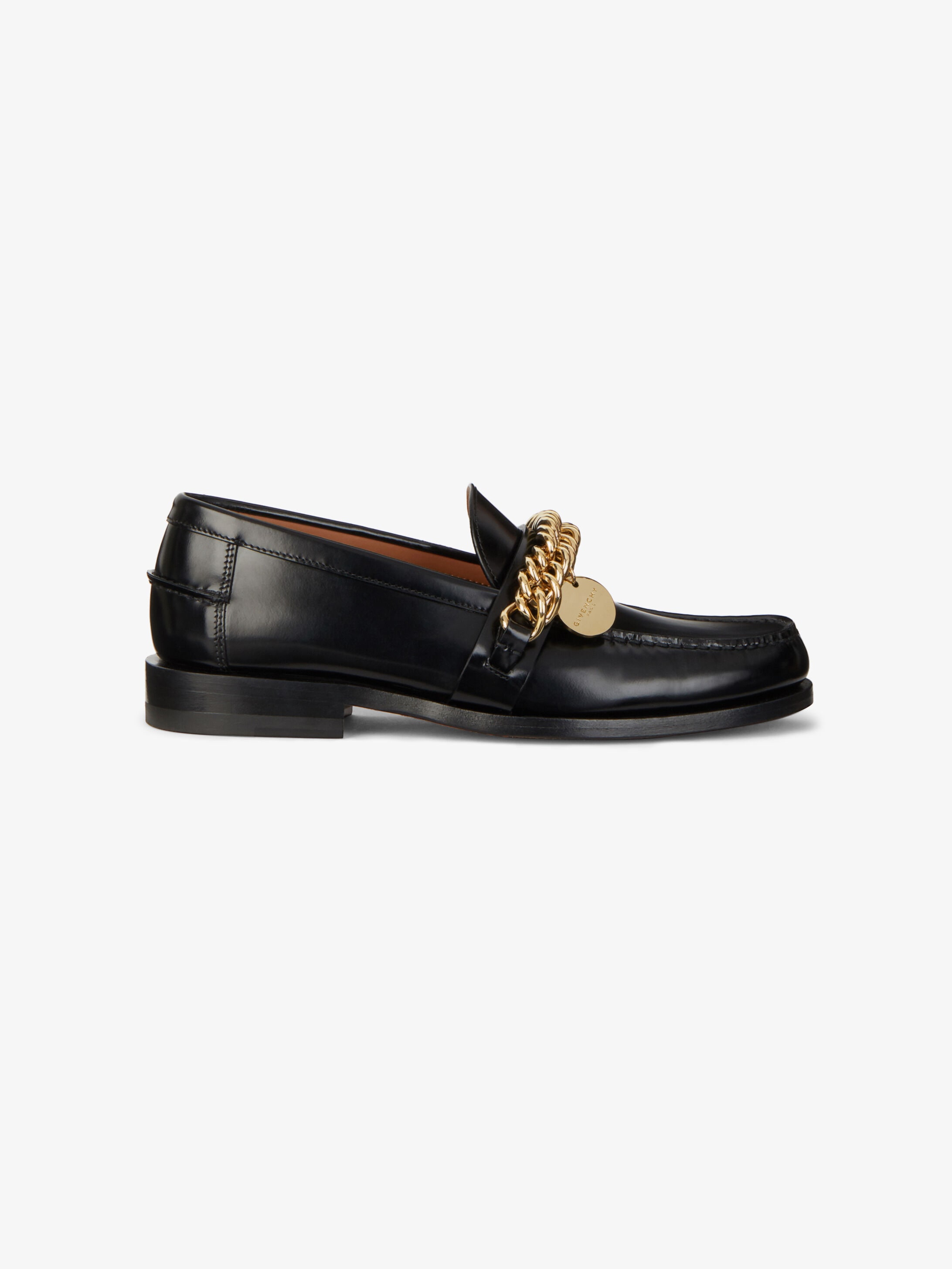 Loafers in leather with chain 