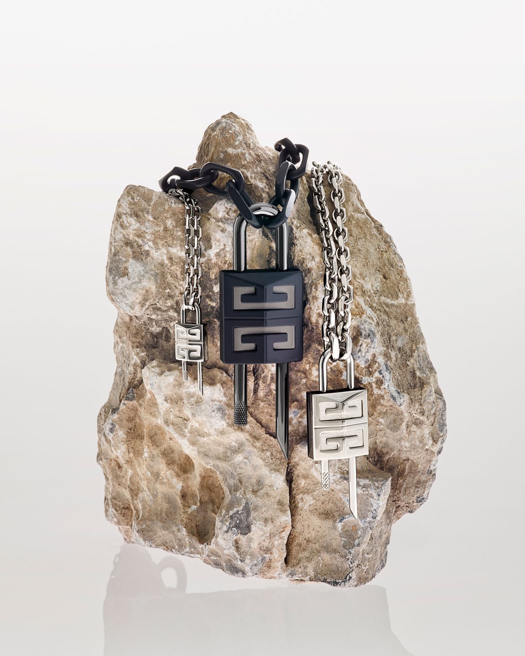 Lock necklace in enamelled metal