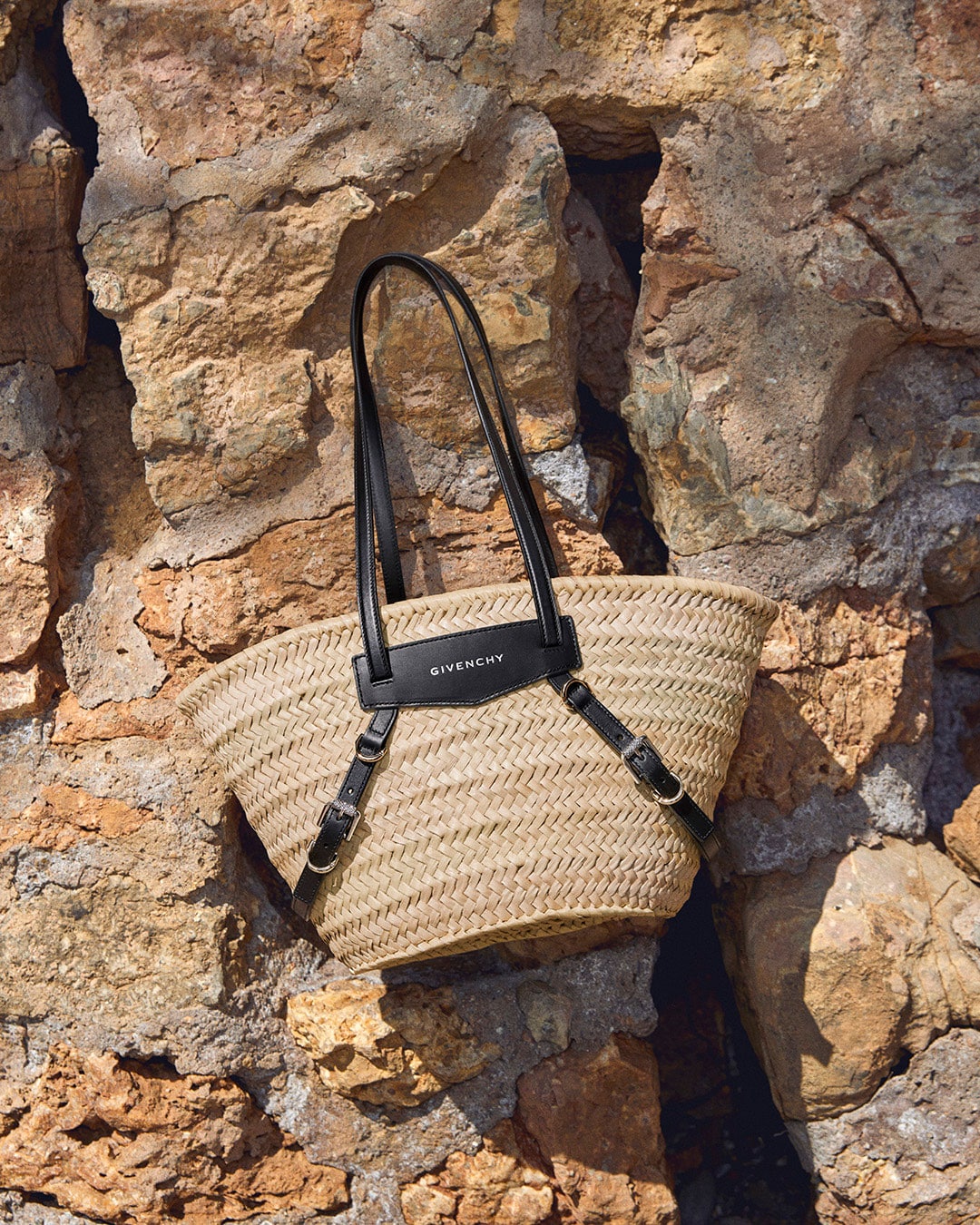 Medium Voyou basket bag in raffia