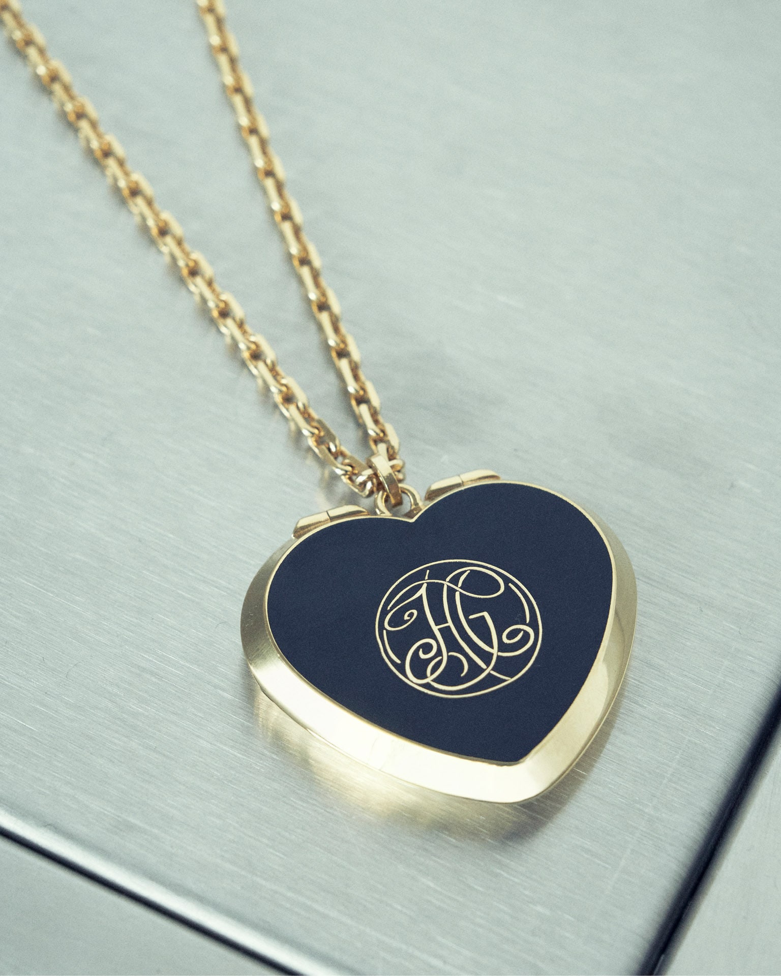 Heart mirror necklace in metal and enamel