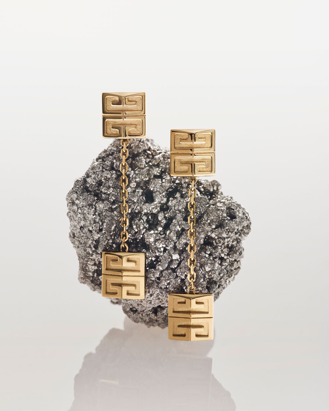 4G pendant earrings in metal