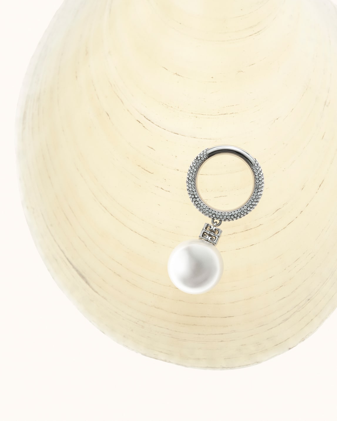 Pearl ring in metal with crystals