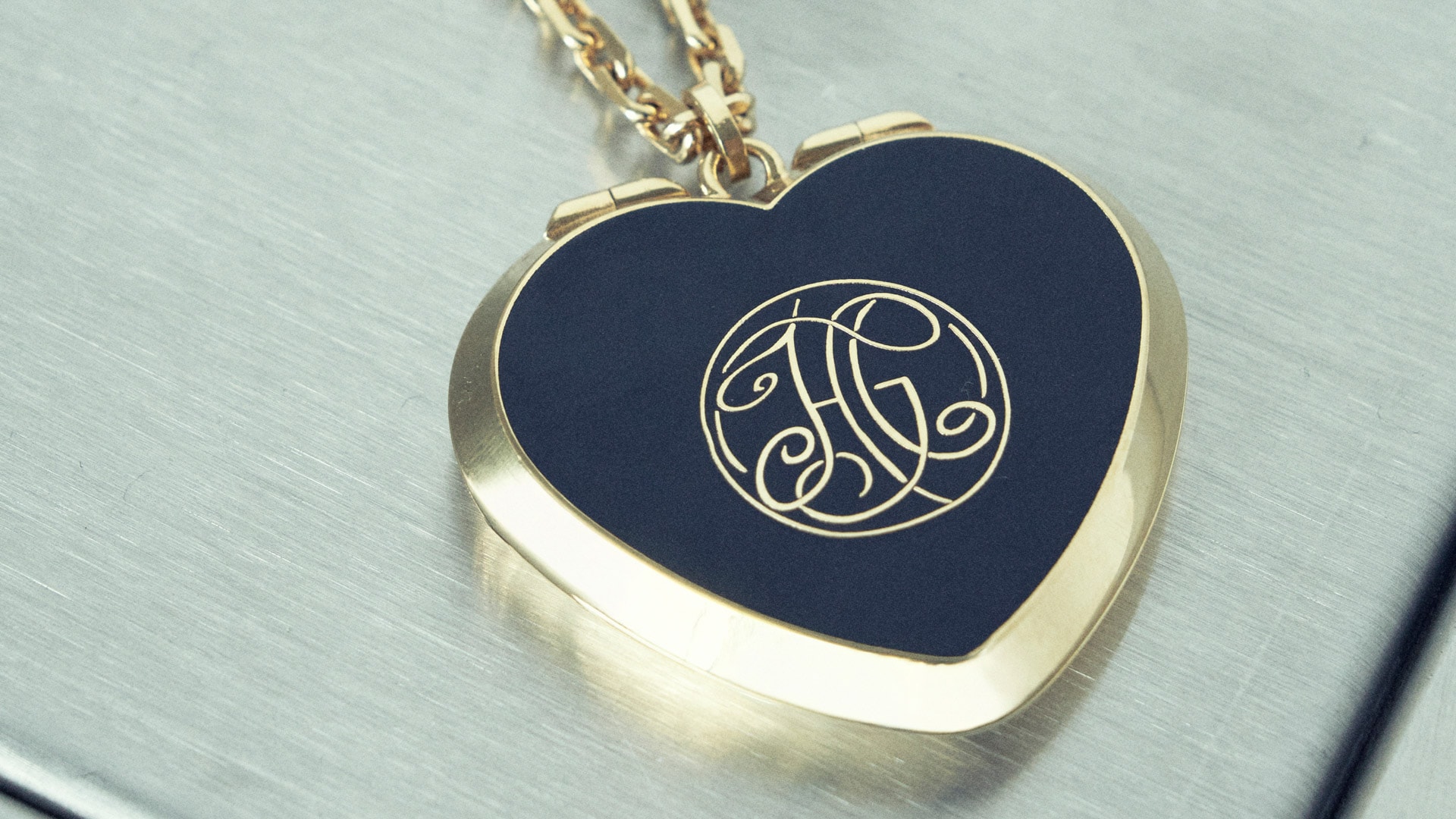 Heart mirror necklace in metal and enamel