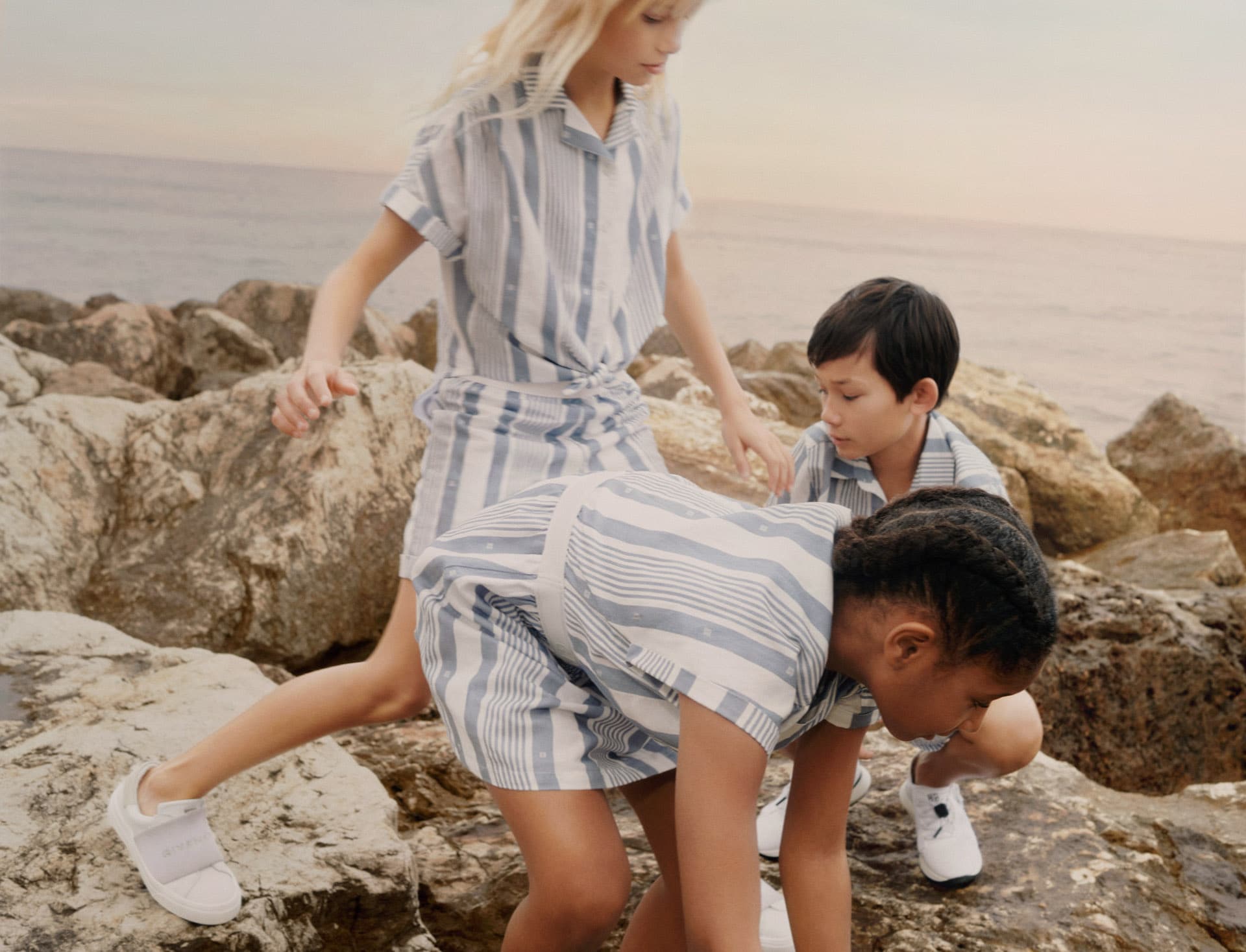 Dress in linen with 4G stripes