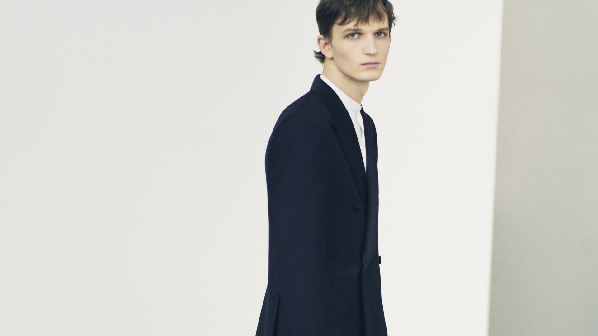 Slim fit suit-jacket in wool with satin collar