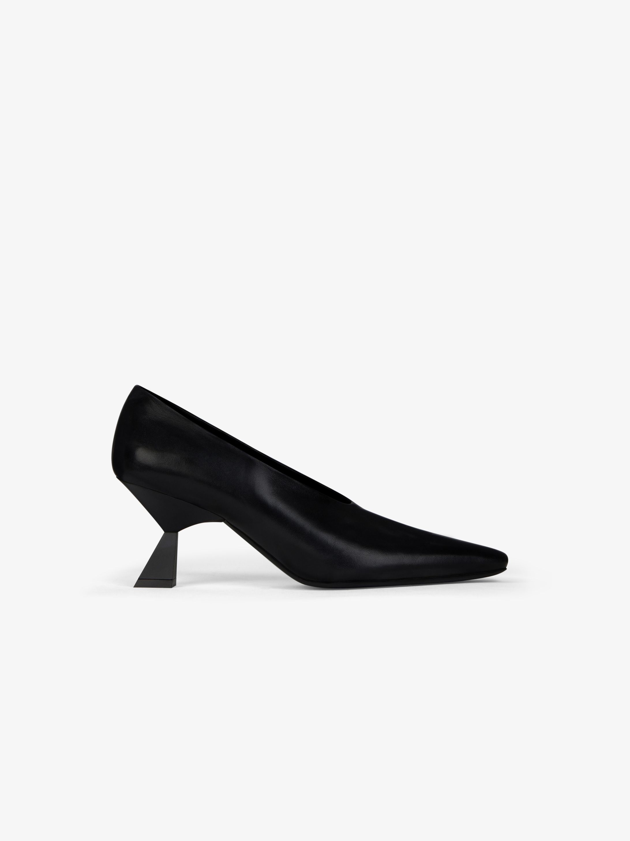 Pumps in leather with geometrical heels