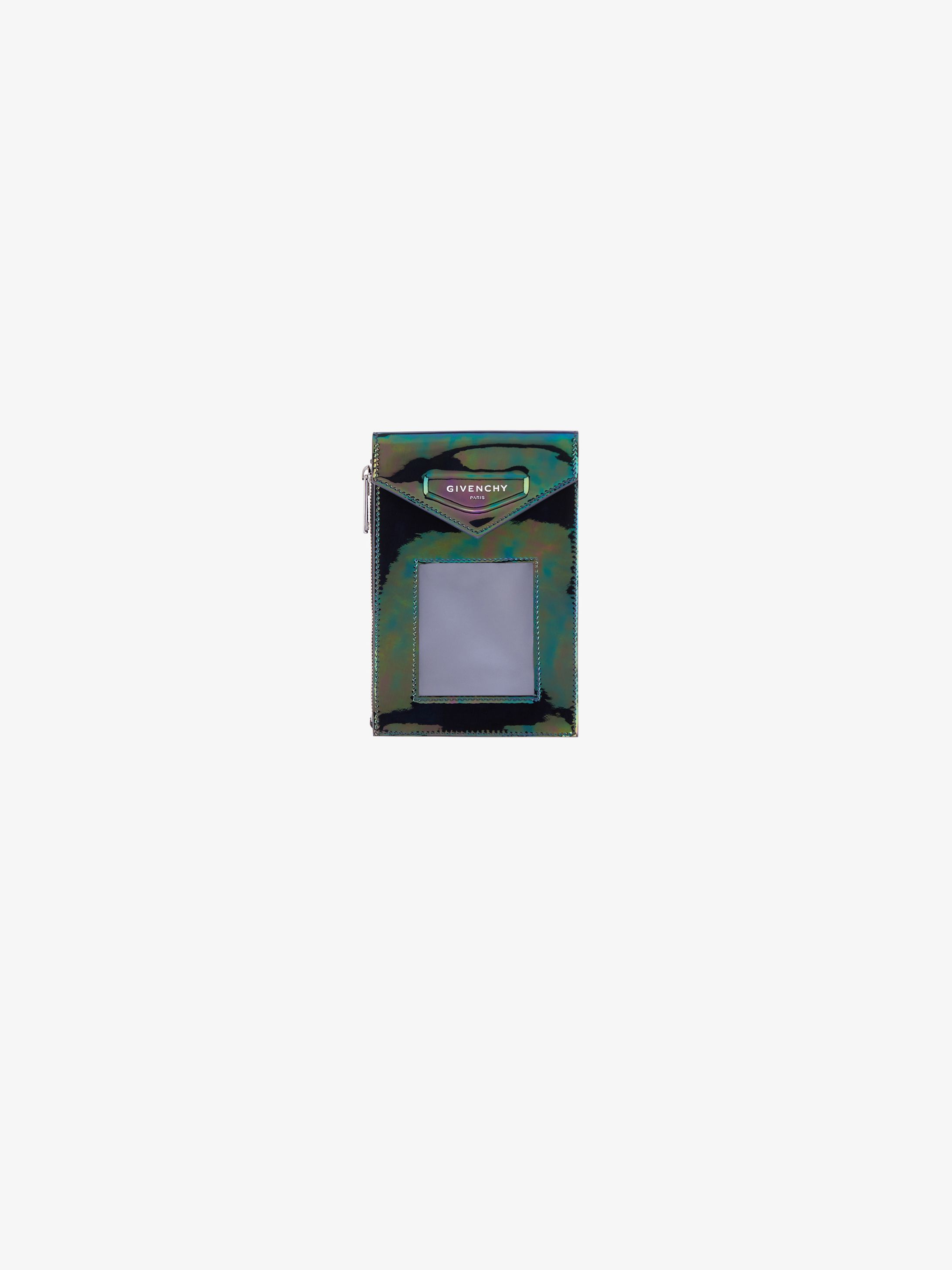 Pouch in iridescent leather