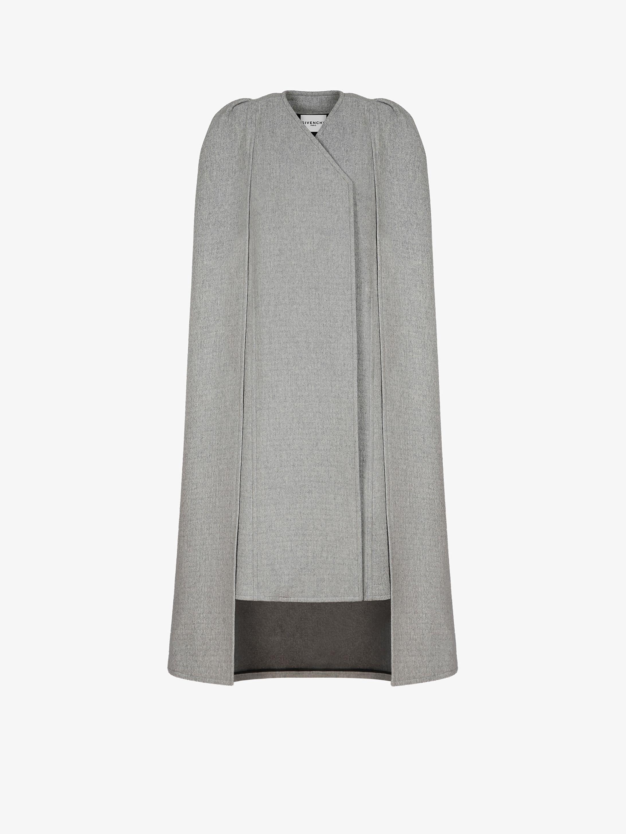 Coat in wool with cape