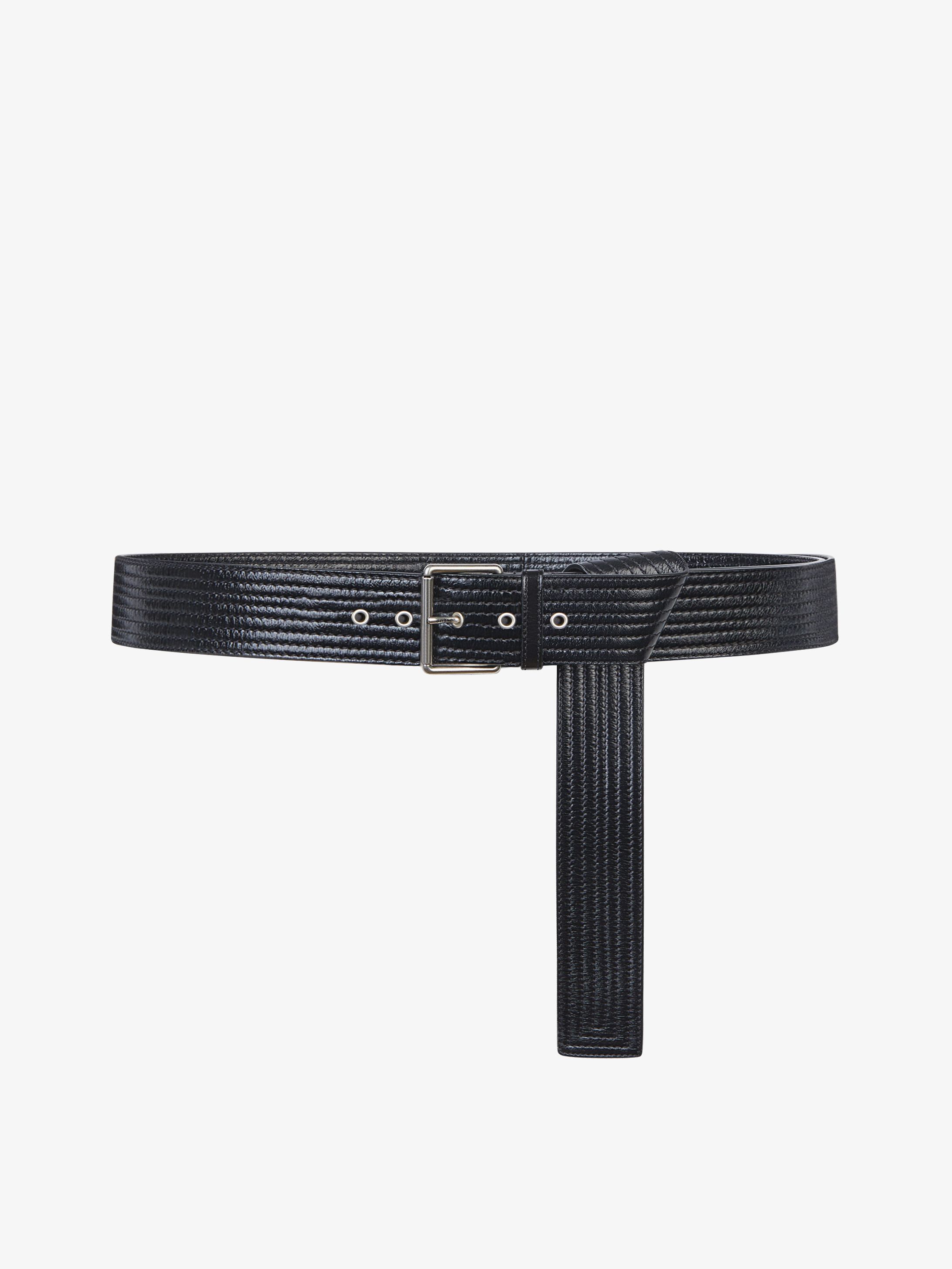 Longue ceinture en cuir surpiqué