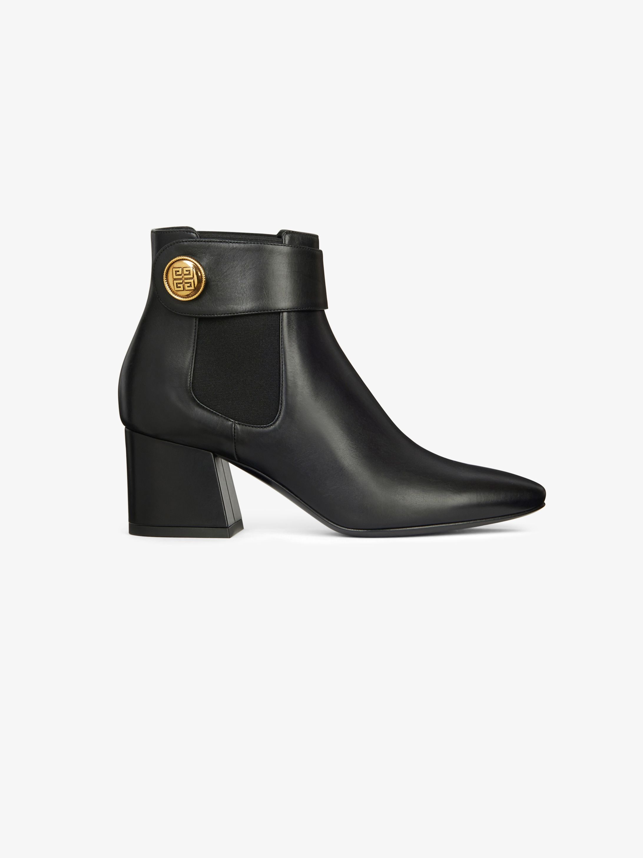 Chelsea boots charm with fancy buttons