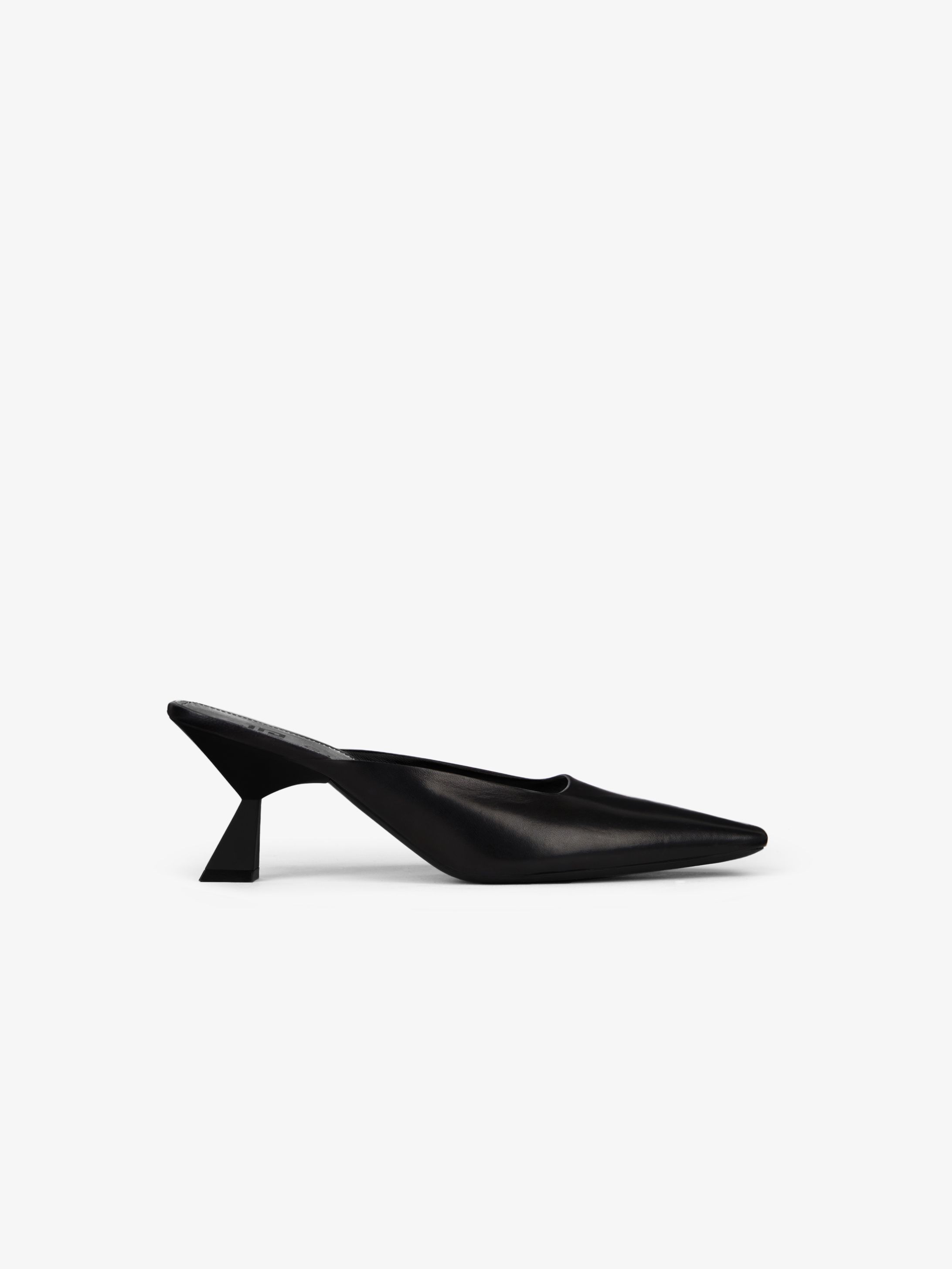 Mules en cuir à talons géométriques