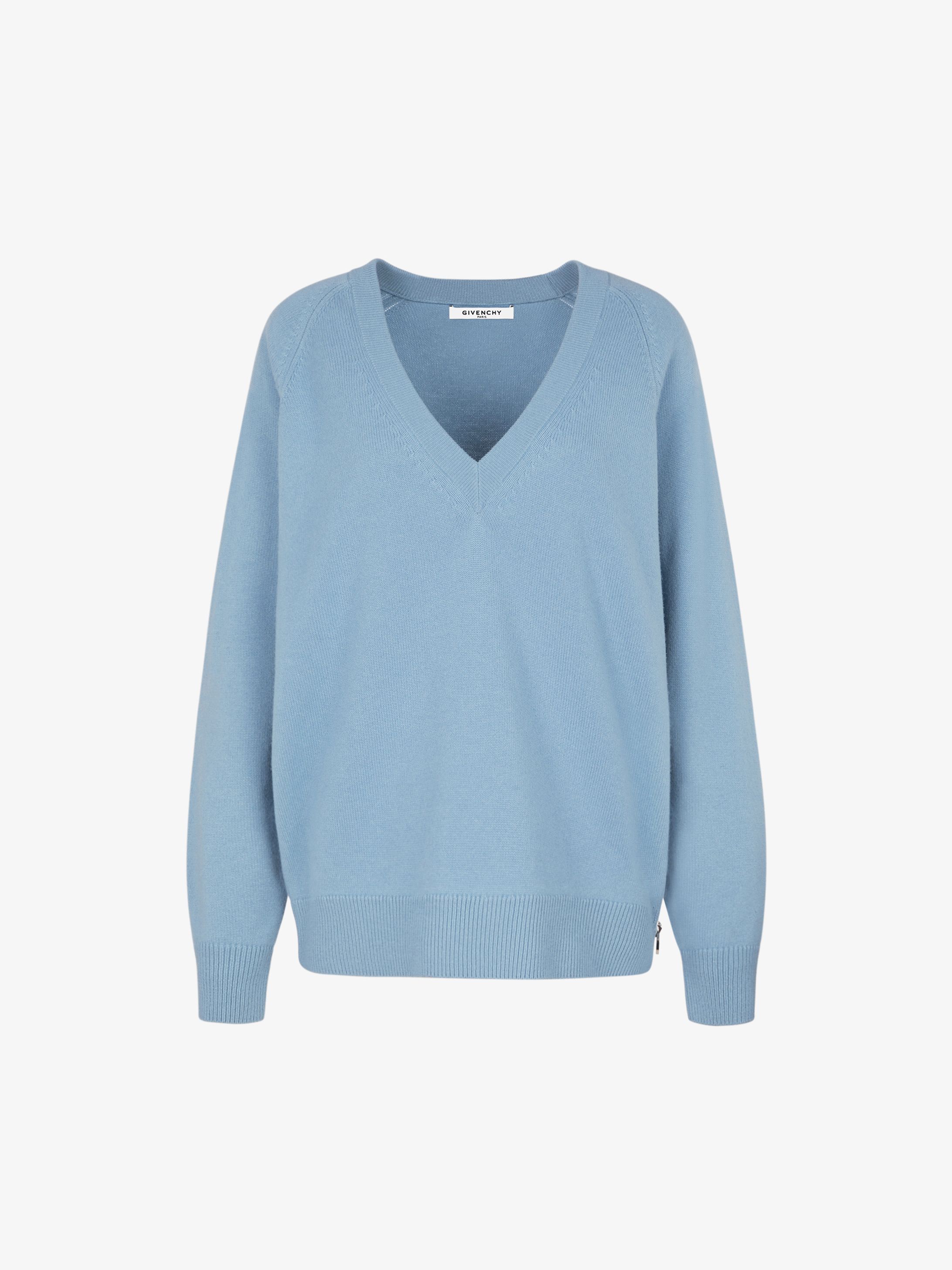 V neckline sweater with zip