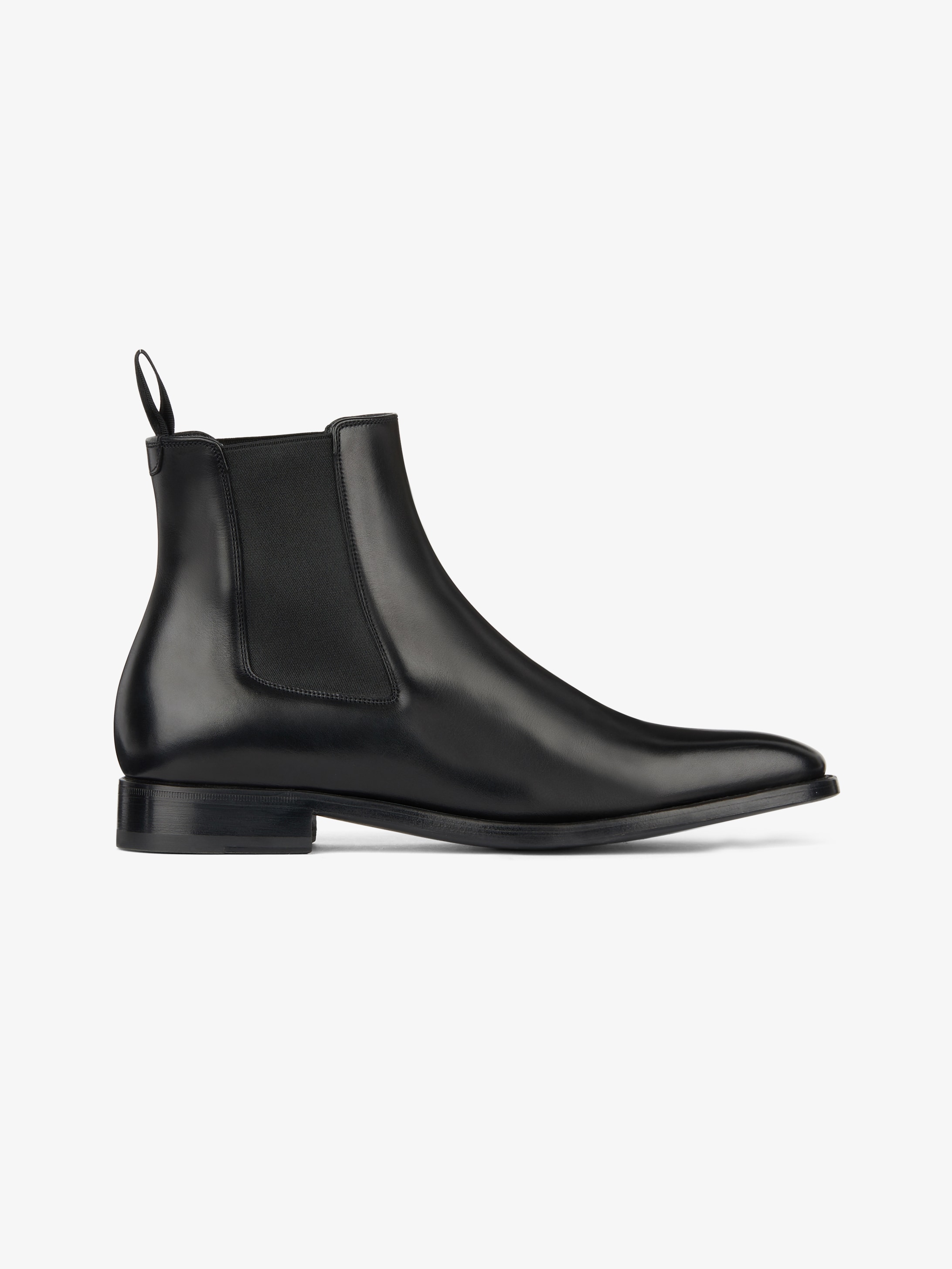 Chelsea boots in leather | GIVENCHY Paris