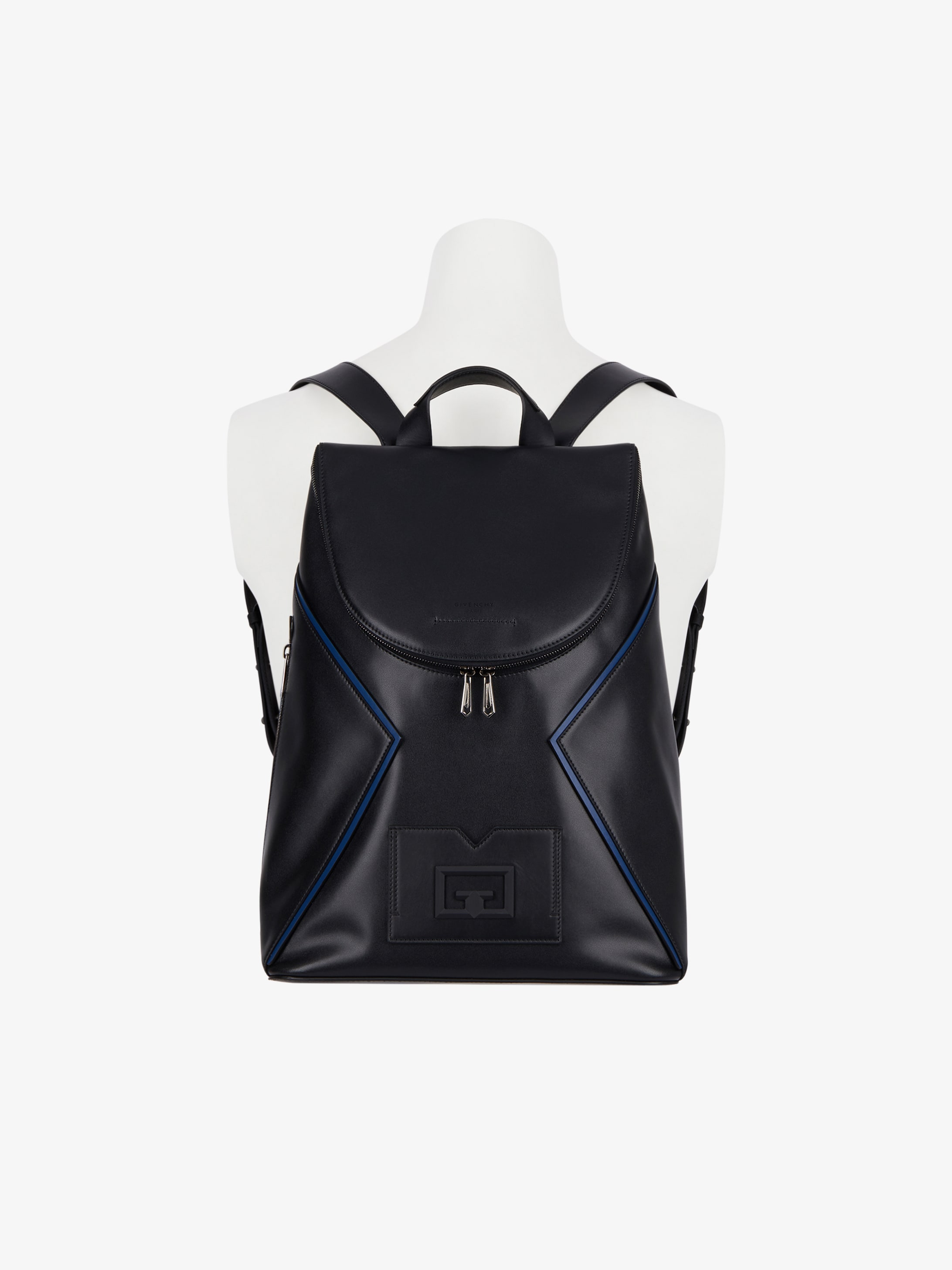 Backpack in leather with contrasting details
