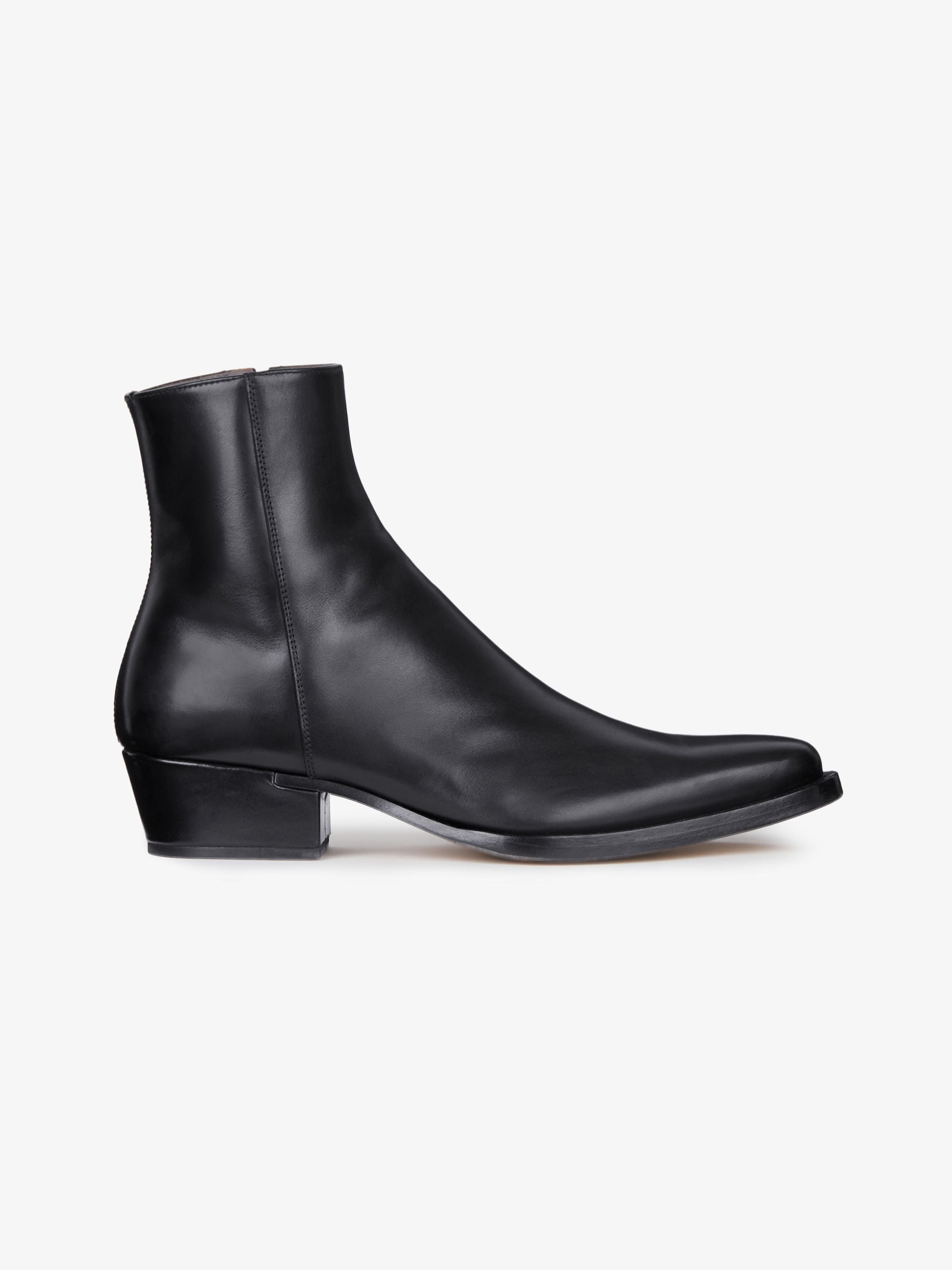 Pointed boots in smooth leather