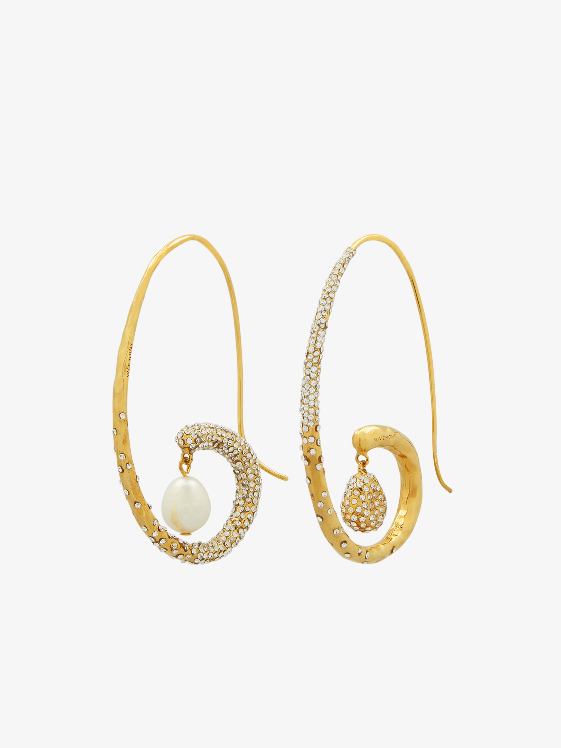 Asymmetrical earrings in brass, crystals and pearls