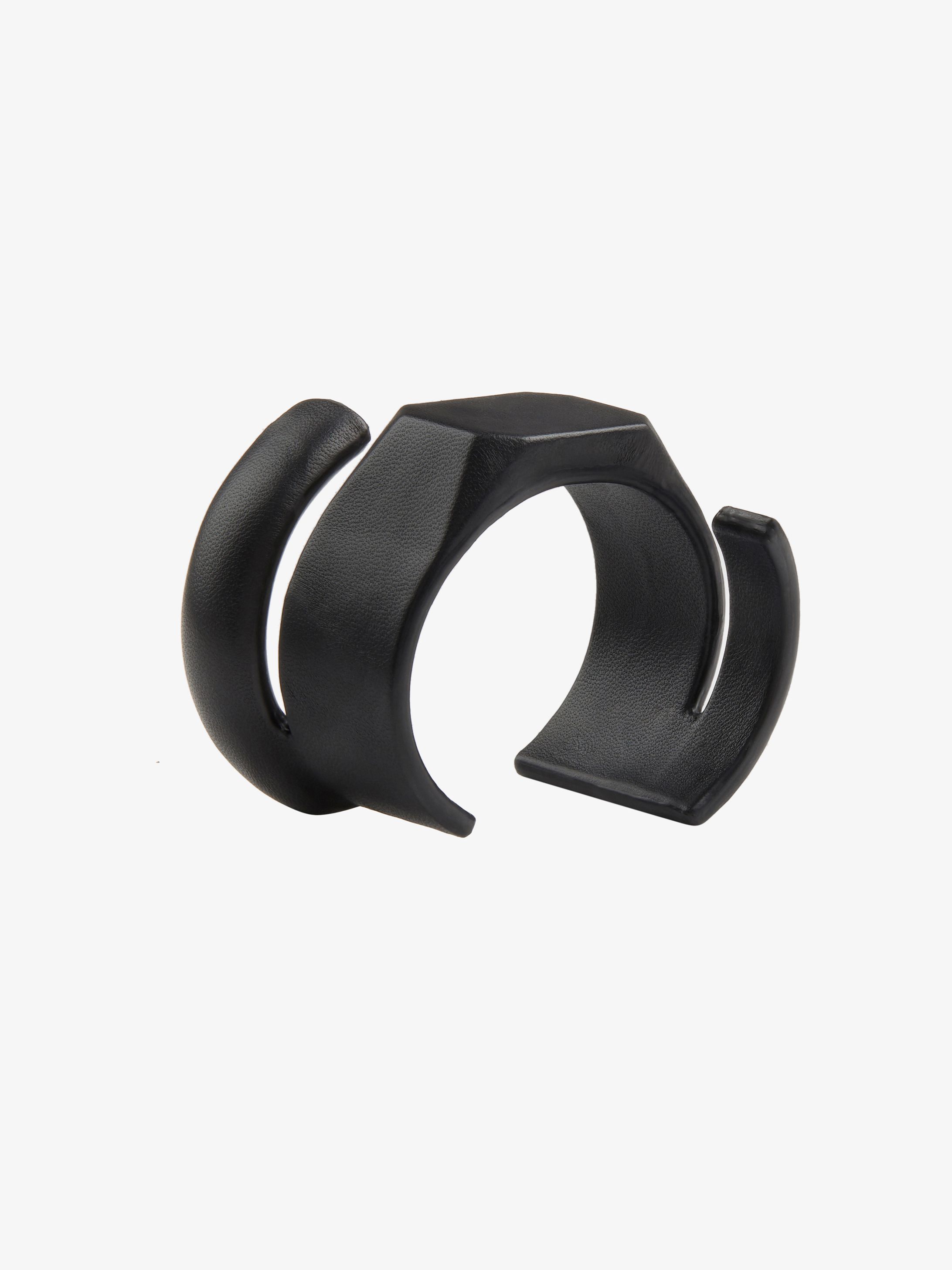 Twist cuff in leather