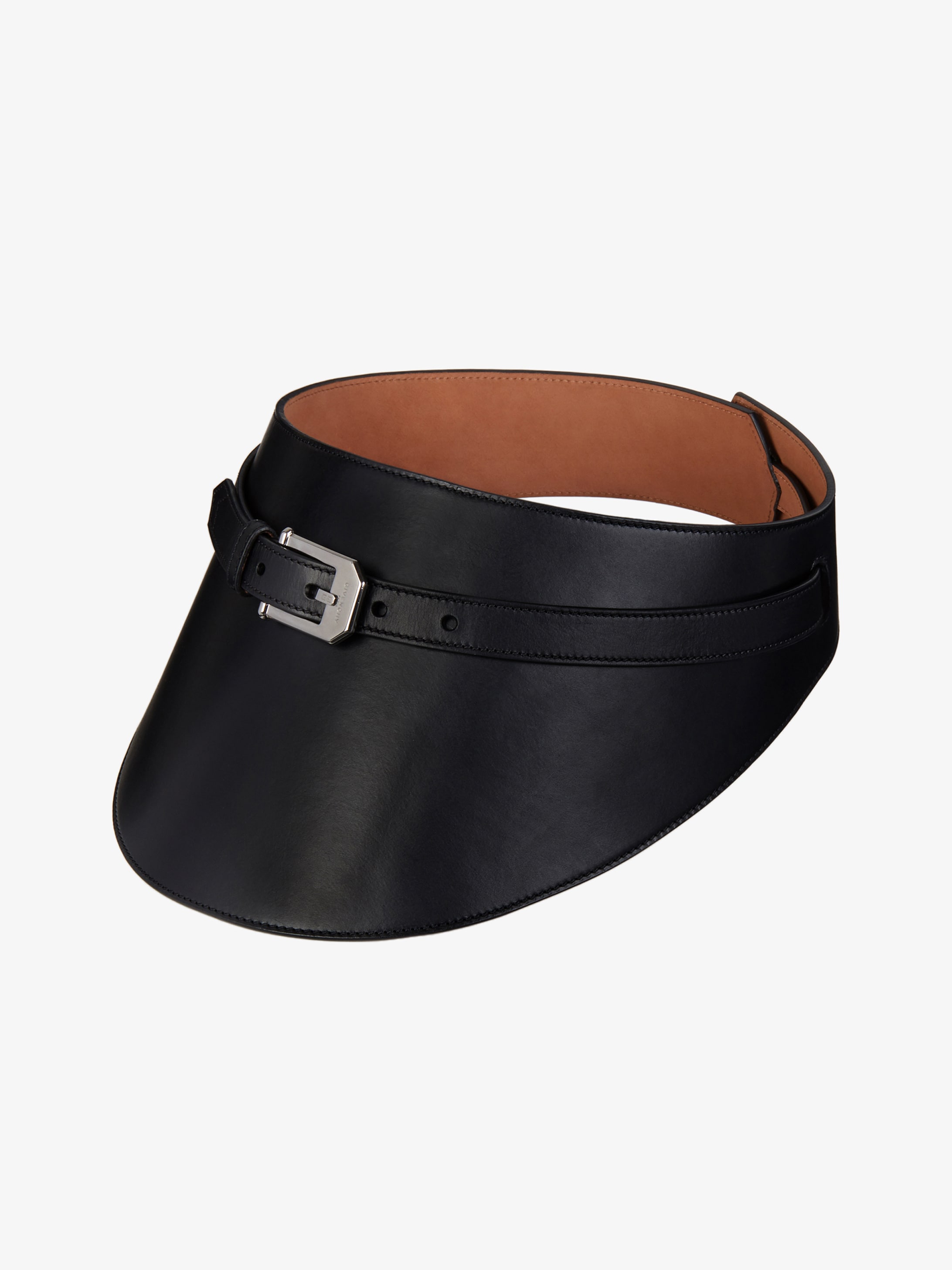 Wide belt in leather